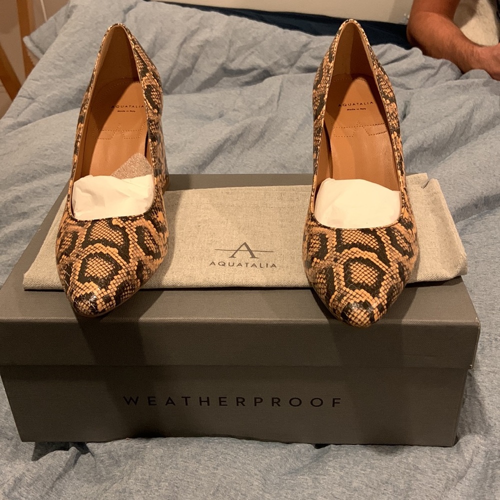 New in box Aquatalia snake print heels